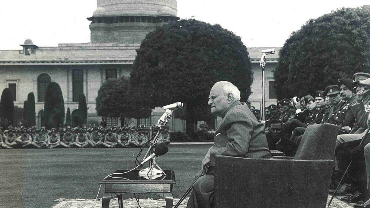 अपना कार्यकाल पूरा किए बिना सबसे पहले इस्तीफा देने वाले उपराष्ट्रपति कौन थे?