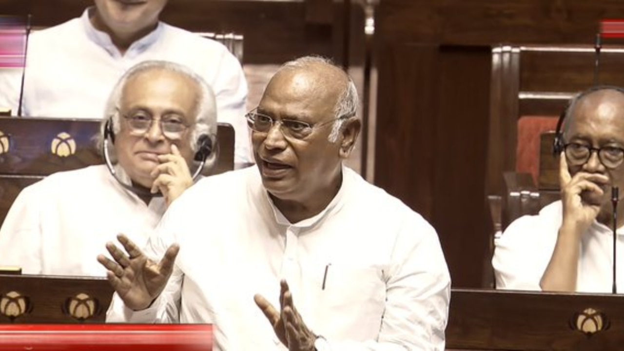 खर्च पर उठते हैं सवाल