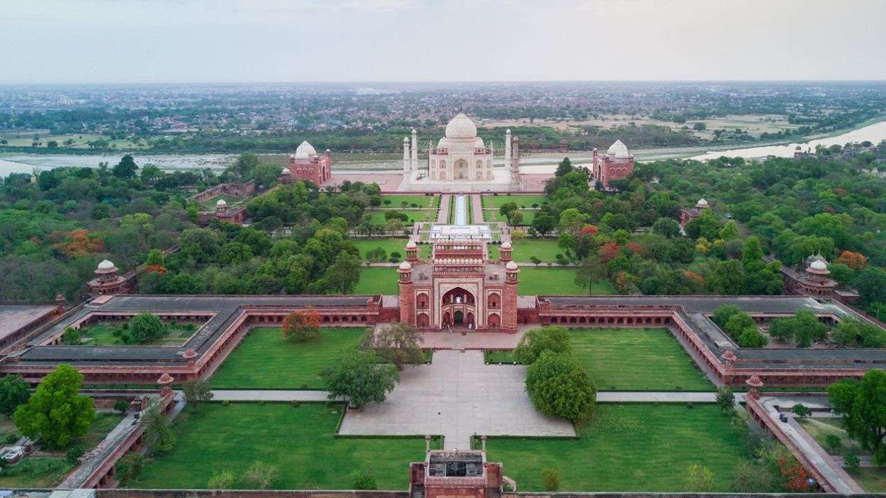 Agra (190 km from Noida)