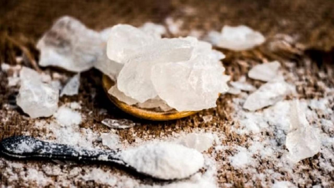 मुख्य द्वार पर लटका दें फिटकरी