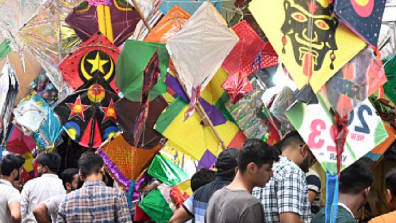 कैसे पहुंचें लाल कुआं बाजार?