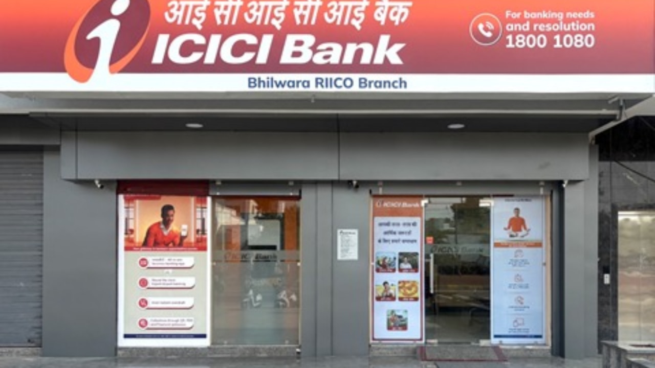 अब ICICI Bank में अकाउंट होने का मतलब बहुत अमीर हैं आप, जानिए नया नियम आम लोगों पर कितना महंगा पड़ेगा | DNA HINDI