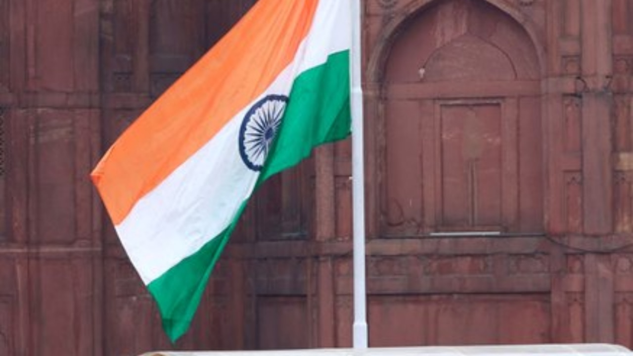 तिरंगा फहराने से जुड़े कुछ रिकॉर्ड की बात करेंगे.