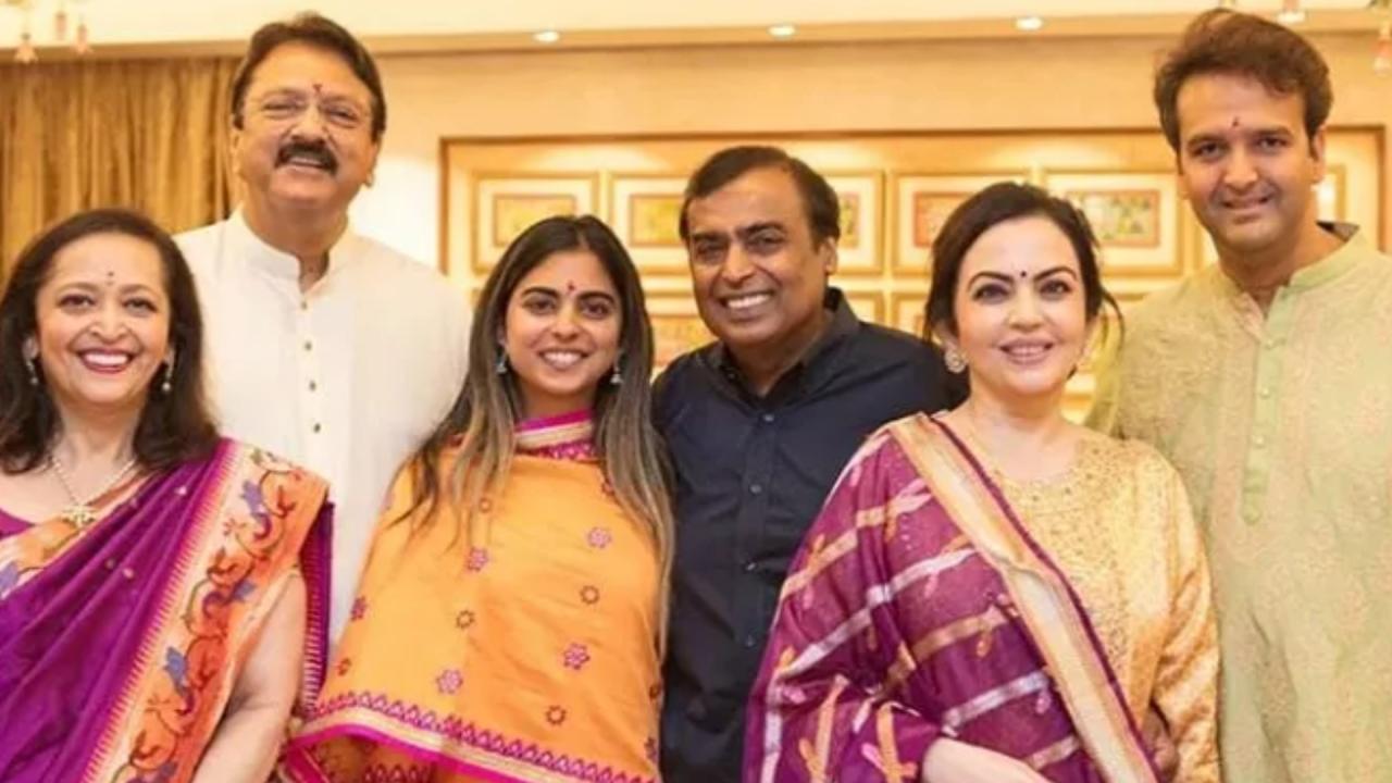मुकेश अंबानी के समधी अजय पीरामल का बिजनेस क्या है?