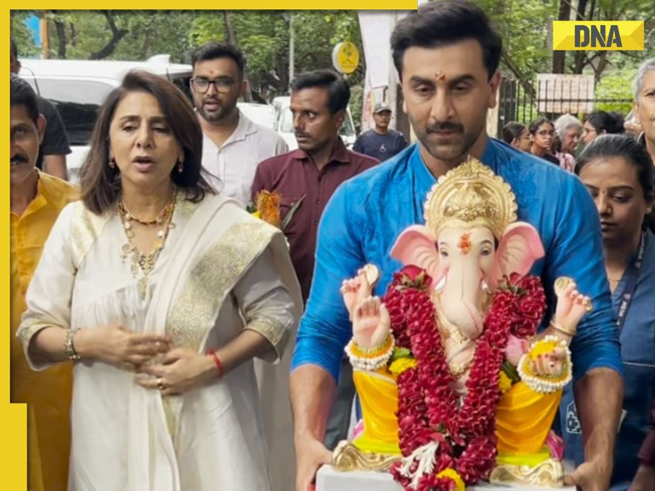 Ranbir Kapoor bids goodbye to Bappa with mom Neetu Kapoor during Ganesh Visarjan 2025, video goes viral - Watch