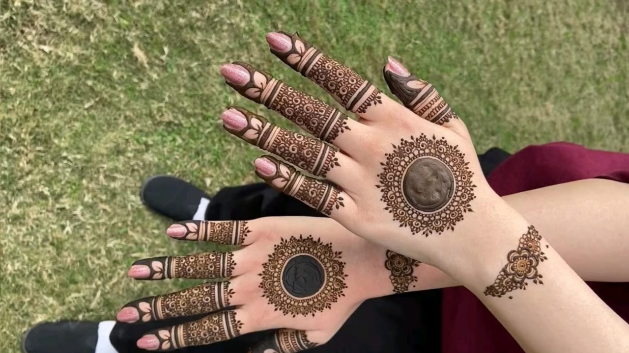 फिंगरटिप्स और बैक हैंड फोकस डिजाइन (Simple Back Hand Mehndi Design)