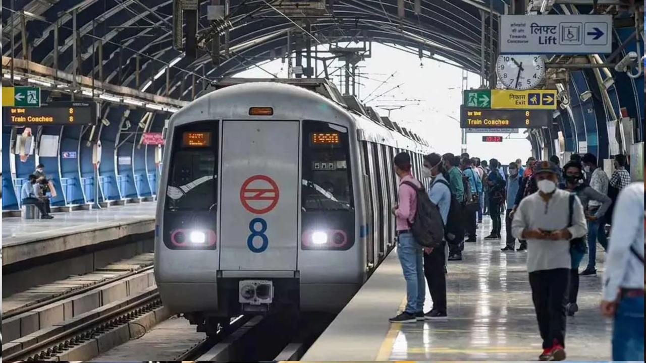 दिल्ली मेट्रो में किन-किन चीजों के ले जाने पर बैन
