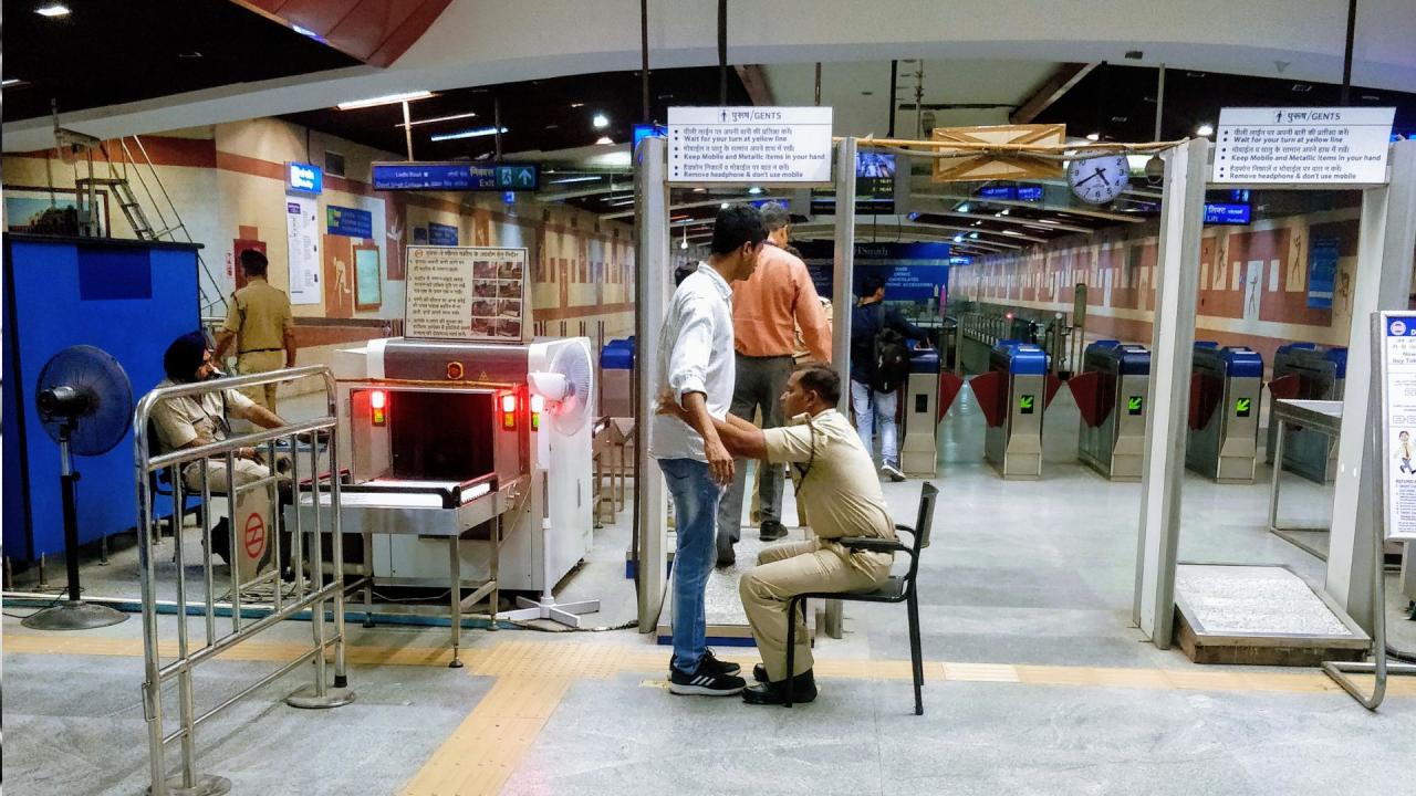 असली और खिलौना हथियारों पर भी रोक