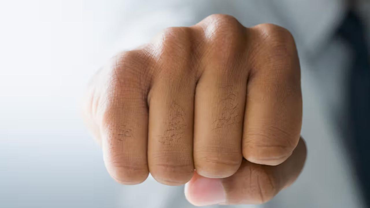 तर्जनी और अनामिका उंगली पर बाल