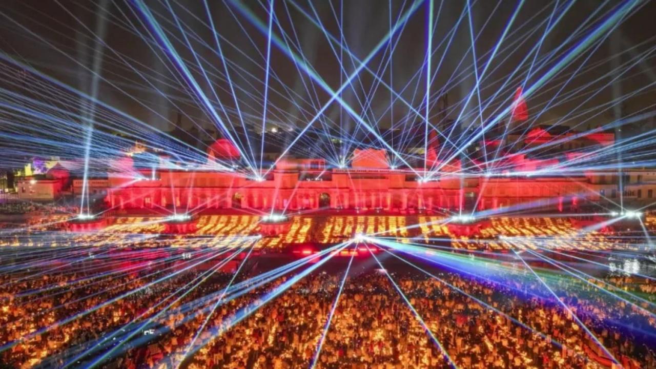 रंग बिरंगी लाइटों से रोशन