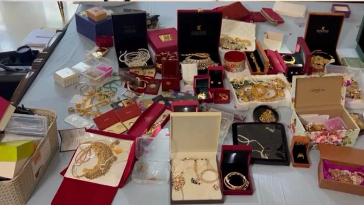 2 लग्जरी गाड़ी और 22 लग्जरी घड़ियां