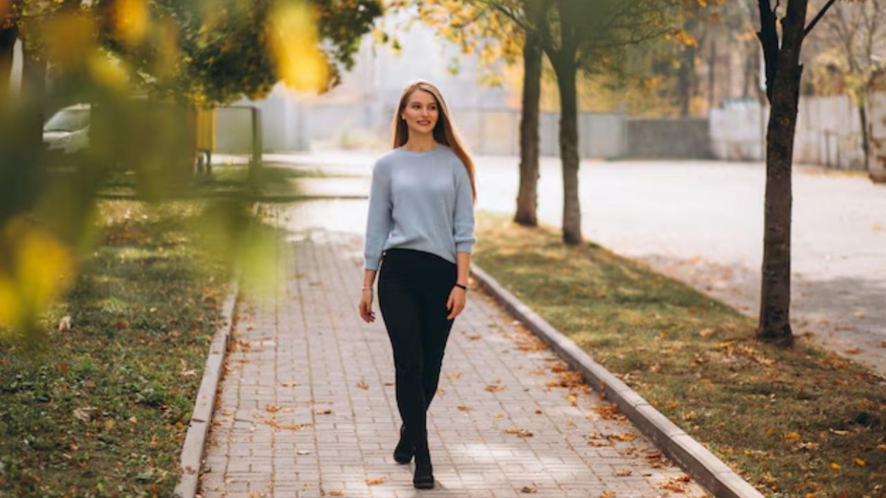 सर्दियों में टहलने के लिए कौन सा टाइम हे बेस्ट, जानें कितनी देर और कब टहलने पर मिलता है फायदा