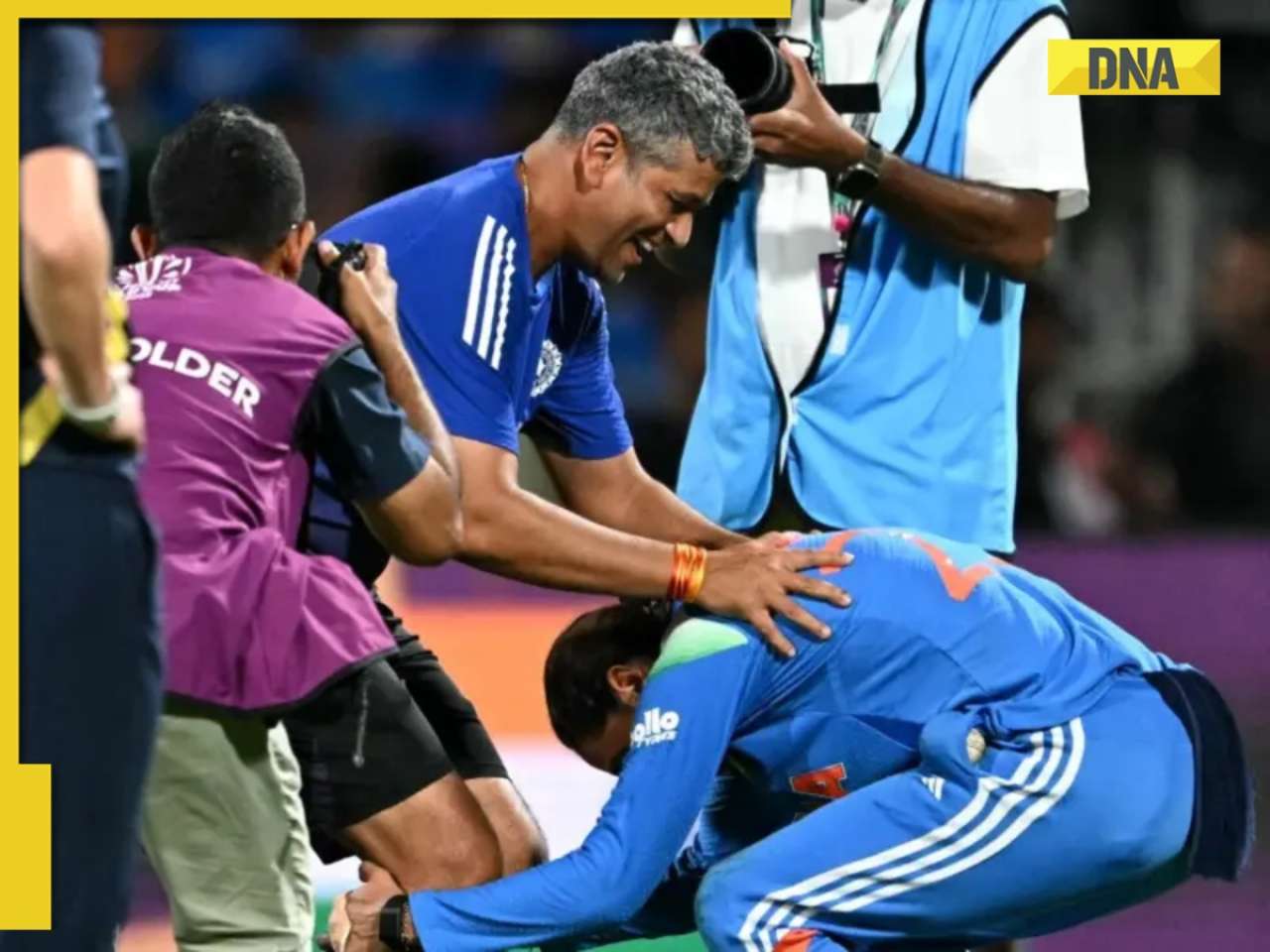 What happened when Harmanpreet Kaur touched coach Amol Muzumdar's feet after ICC Women's World Cup Win?