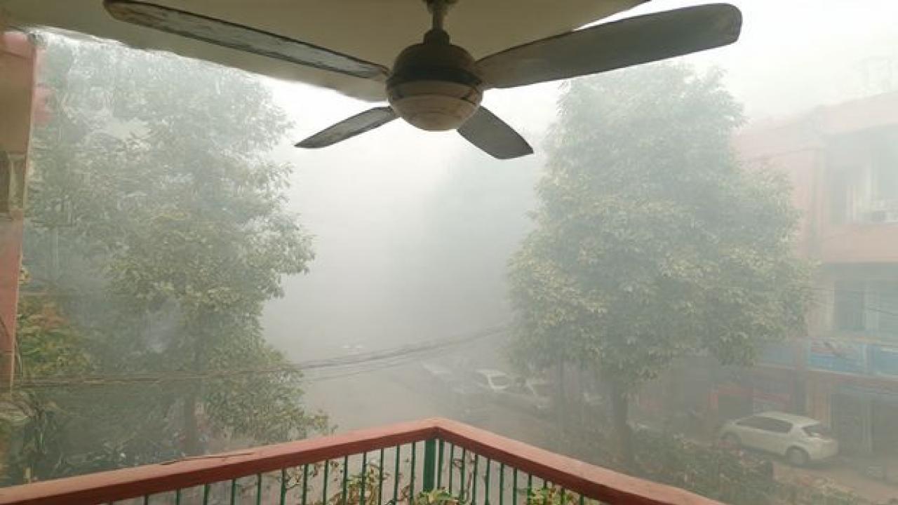 अगर पंखा हर हफ्ते साफ़ करने पर भी काला दिख रहा है, तो