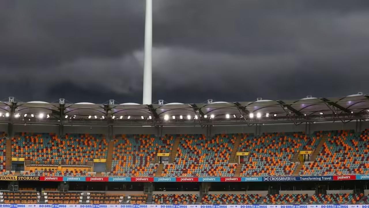 फैंस को भी मैदान से किया गया दूर