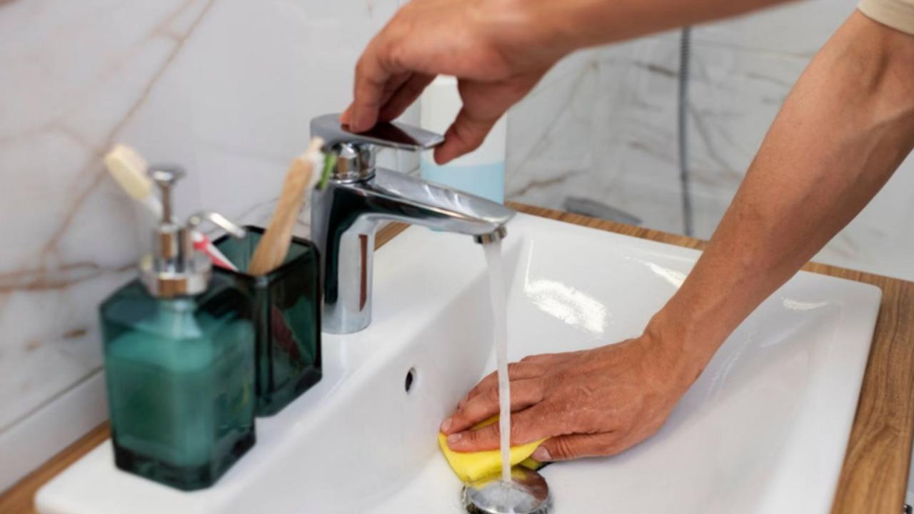 बदबू फैलने लगती है