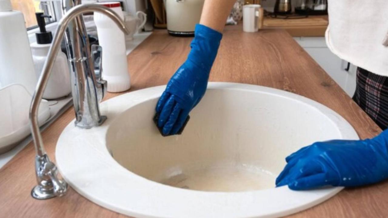 तेज गर्म पानी पाइप में बहाएं