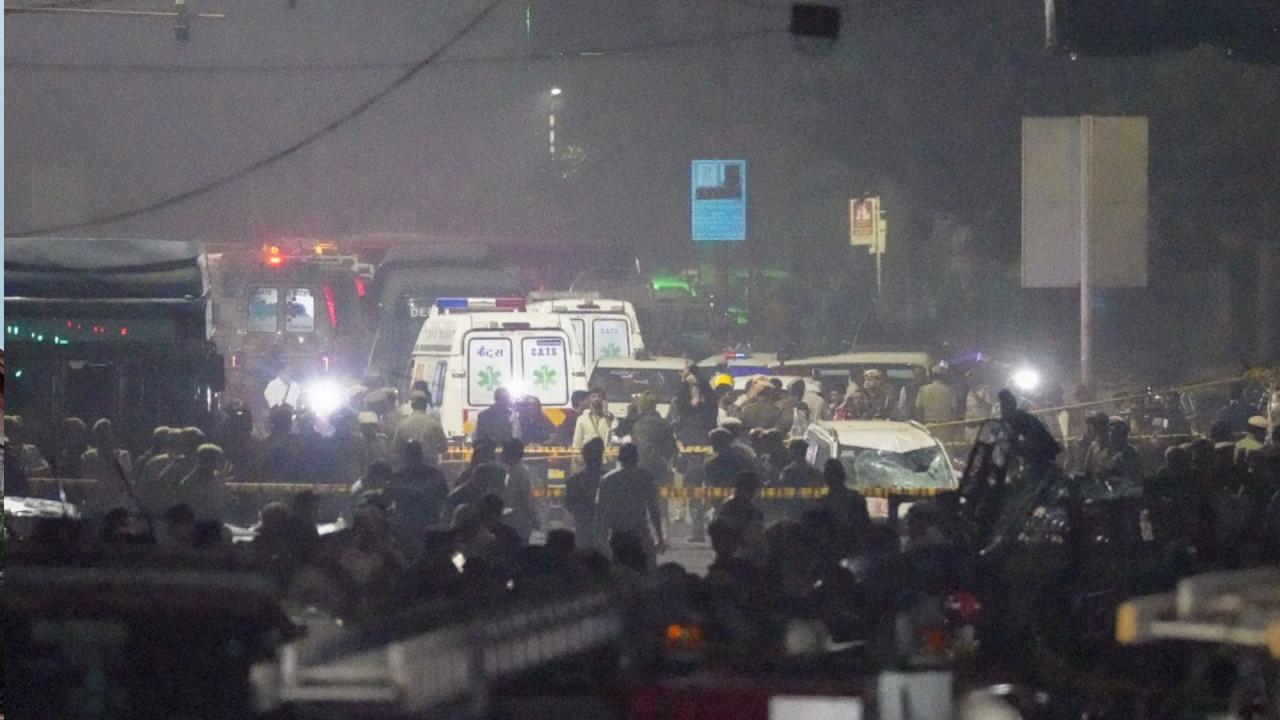 ट्रैफिक सिग्नल पर खड़ी कार में हुआ ब्लास्ट