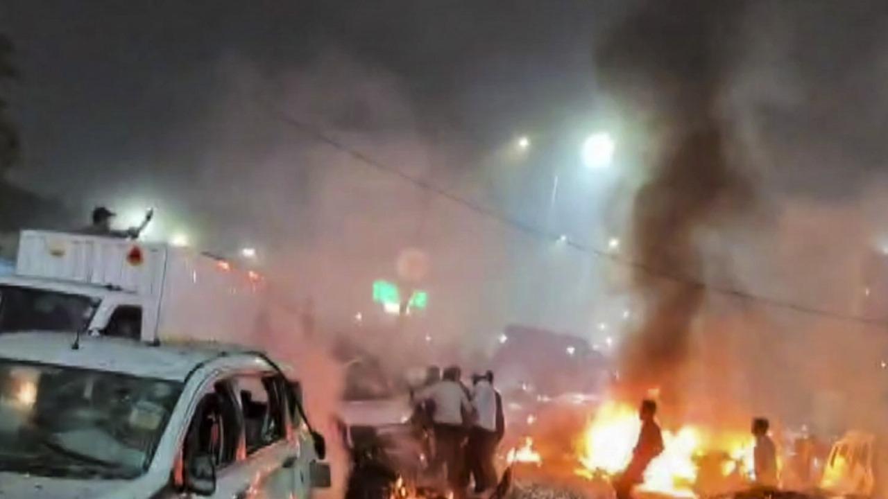 तीन गाड़ियों में धू-धूकर जलीं