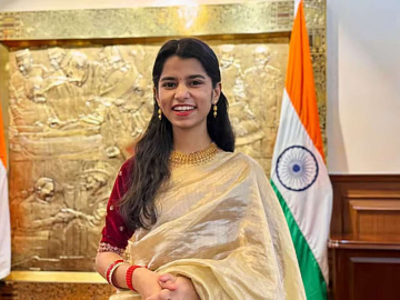 Maithili Thakur Surprises in Alinagar