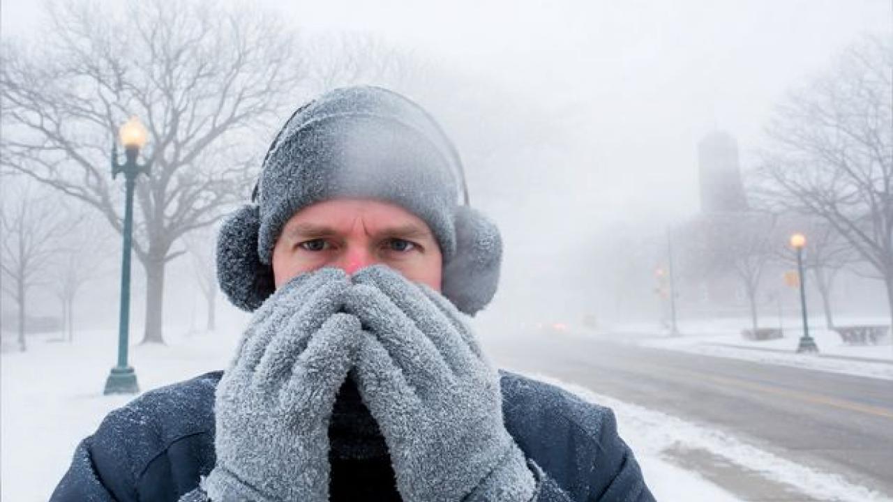हाथ-पैरों की ओर गर्म रक्त का प्रवाह धीमा हो जाता है