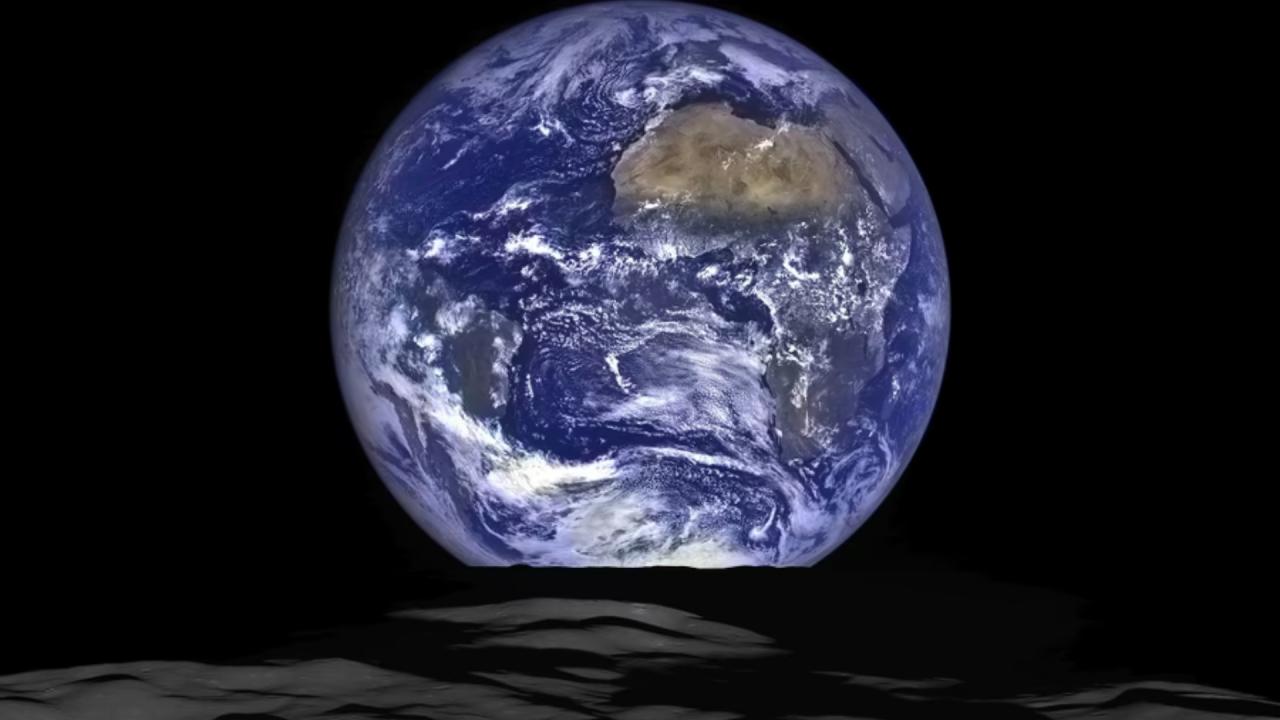 अंतरिक्ष से धरती और चंद्रमा की तस्वीर