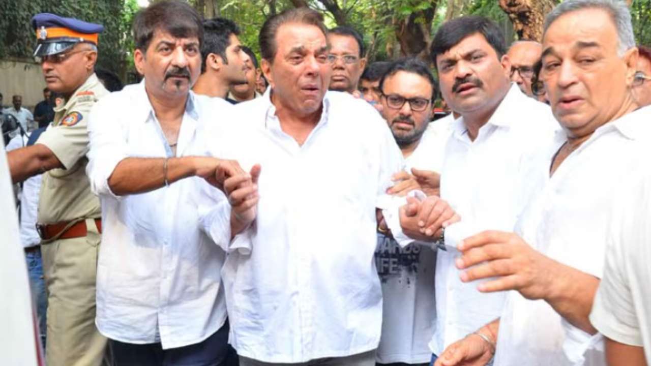 Dharmendra at Ajit Deol's funeral in 2015