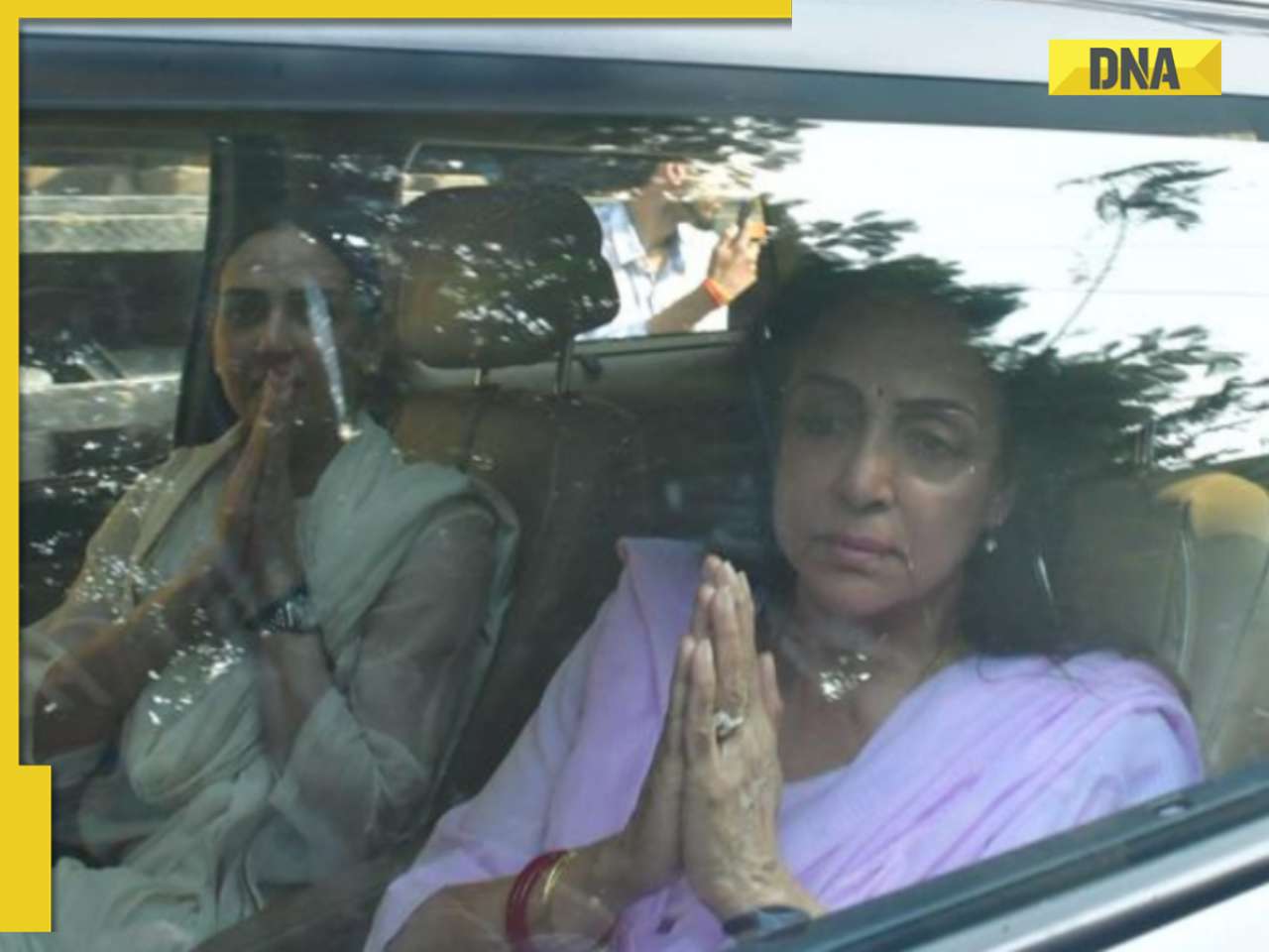 Hema Malini y Esha Deol parecen devastadas después de asistir al funeral de Dharmendra; Cruzar las manos al frente…