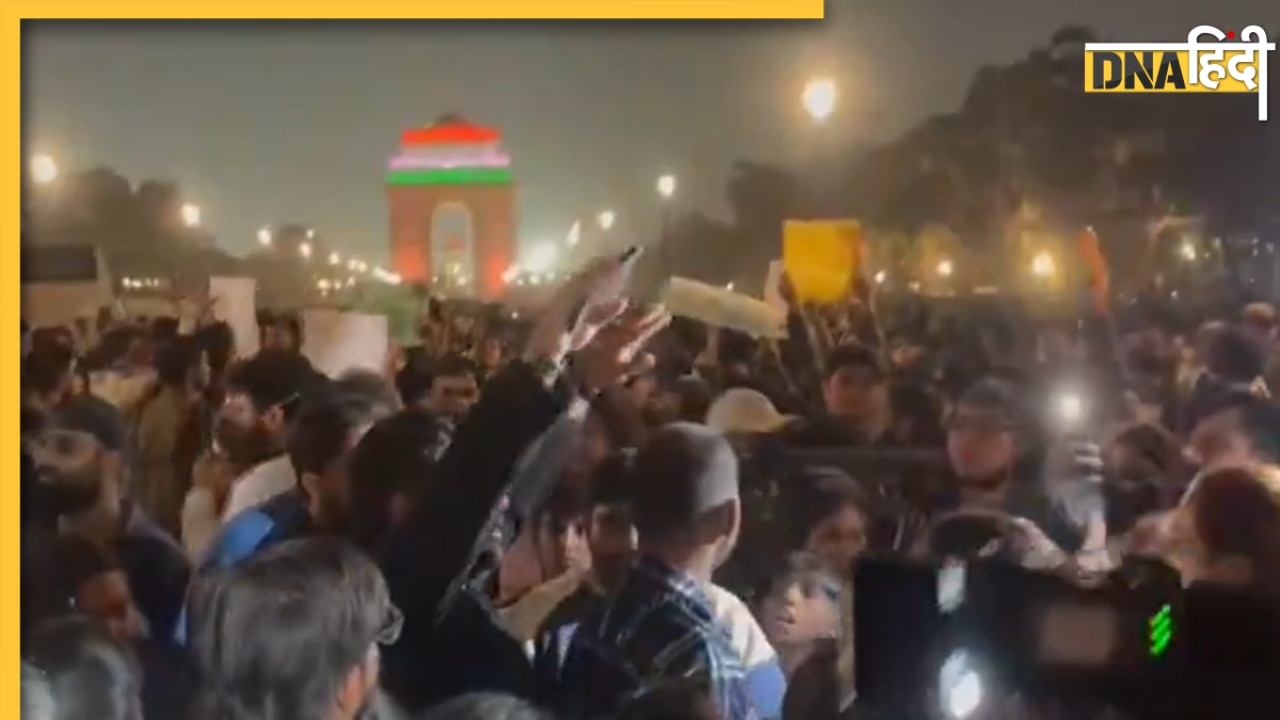 दिल्ली के इंडिया गेट पर प्रदूषण के खिलाफ जबरदस्त प्रोटेस्ट, प्रदर्शनकारियों ने पुलिस पर फेंके मिर्च स्प्रे 