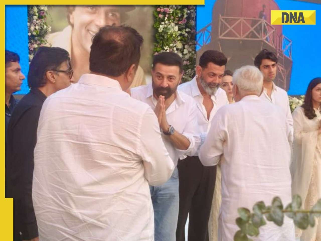 Sunny, Bobby Deol huilt met dierbaren tijdens de gebedsbijeenkomst in Dharmendra Sunny, Bobby Deol huilt met dierbaren tijdens de gebedsbijeenkomst in Dharmendra