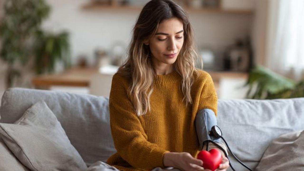 Low Blood Pressure: लो ब्लड प्रेशर को कैसे करें कंट्रोल, अगर अचानक गिर जाए ब्लड प्रेशर तो क्या करें?