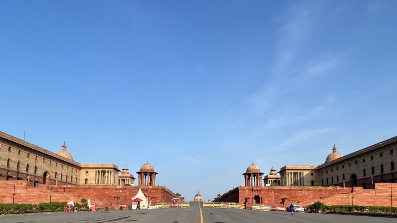 मंत्रिमंडल को सलाह और मदद देता है