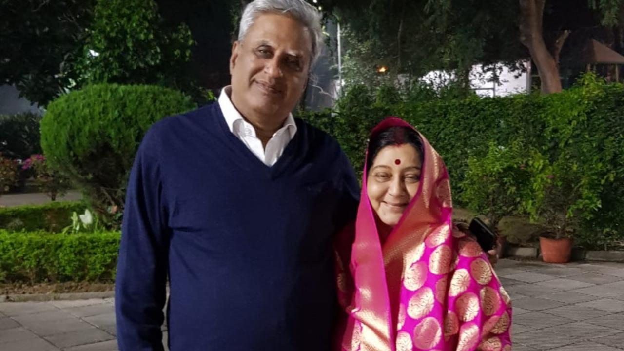 स्वराज फैमिली में किसके पास है कितनी डिग्रियां?