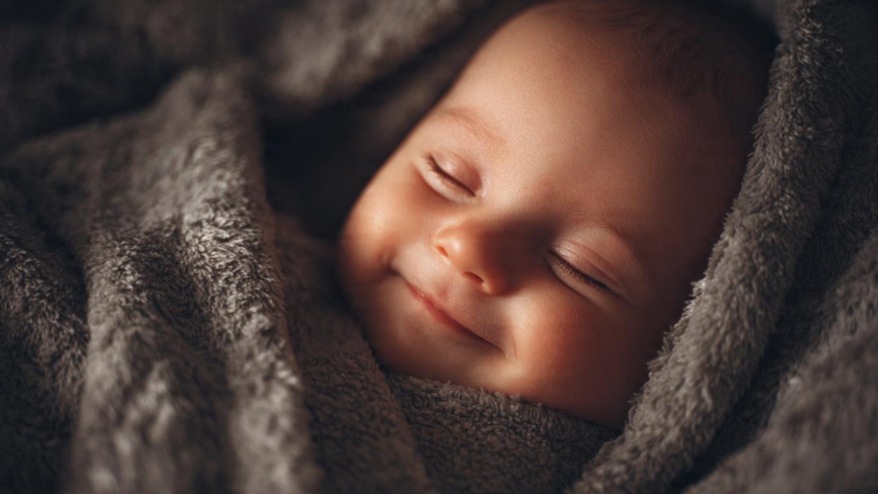 स्वस्थ शिशु की नींद के चक्र का सामान्य हिस्सा है मुस्कुराहट