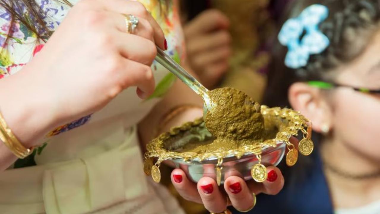 सबसे पहले बालों पर मेहंदी लगाएं
