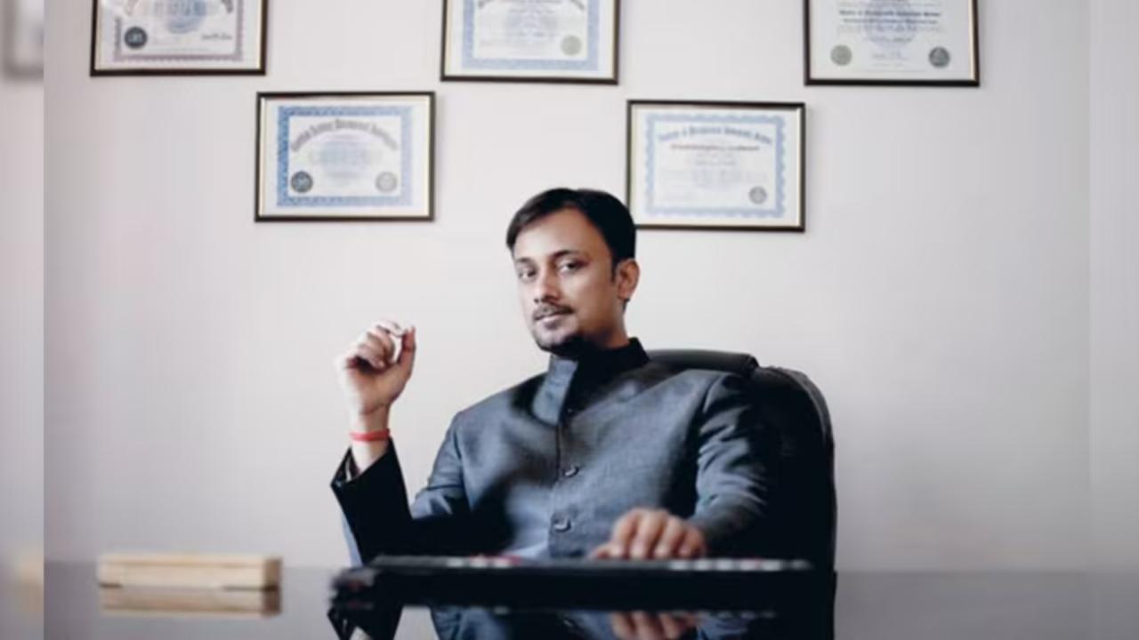 गौरव तिवारी कौन थे?  
