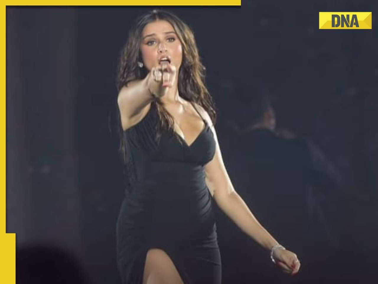 Tara Sutaria straalt glamour uit in zwarte jurk met brede split tijdens AP Dhillon-concert in Mumbai, zie virale foto’s