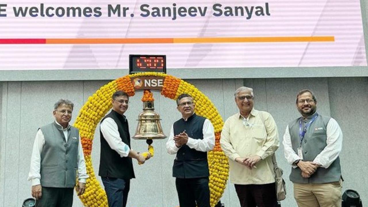 हाईली एजुकेटेड हैं संजीव सान्याल 