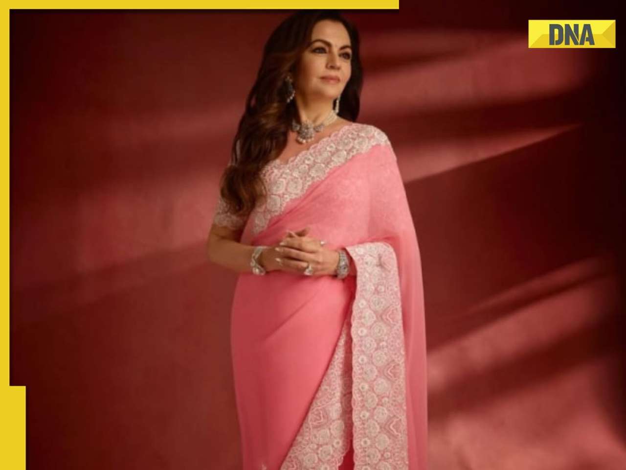 Nita Ambani verbijstert met haar roze sari tijdens de felicitatieceremonie van de WK-winnaars. Bekijk de virale video