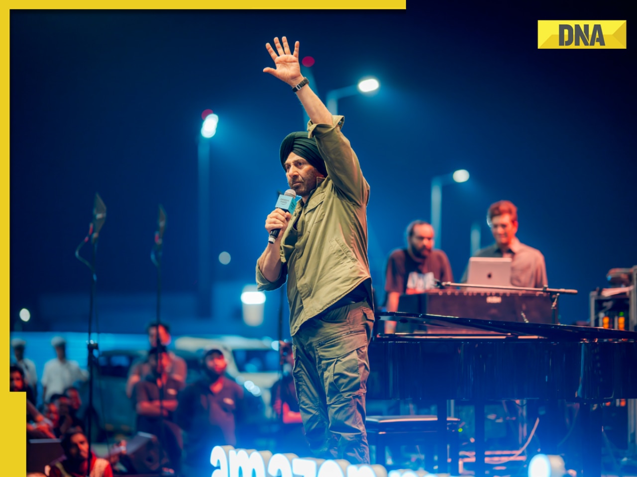 Sunny Deol, Varun Dhawan en Ahan Shetty eren Indiase troepen op marinebasis Karwar en lanceren muziek uit de film met echte helden