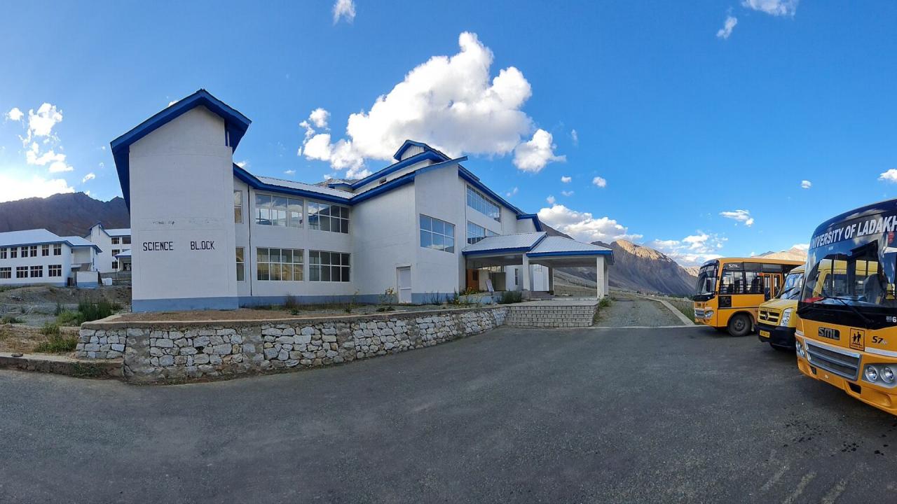 11,000 फीट से अधिक ऊंचाई पर है यह विश्वविद्यालय