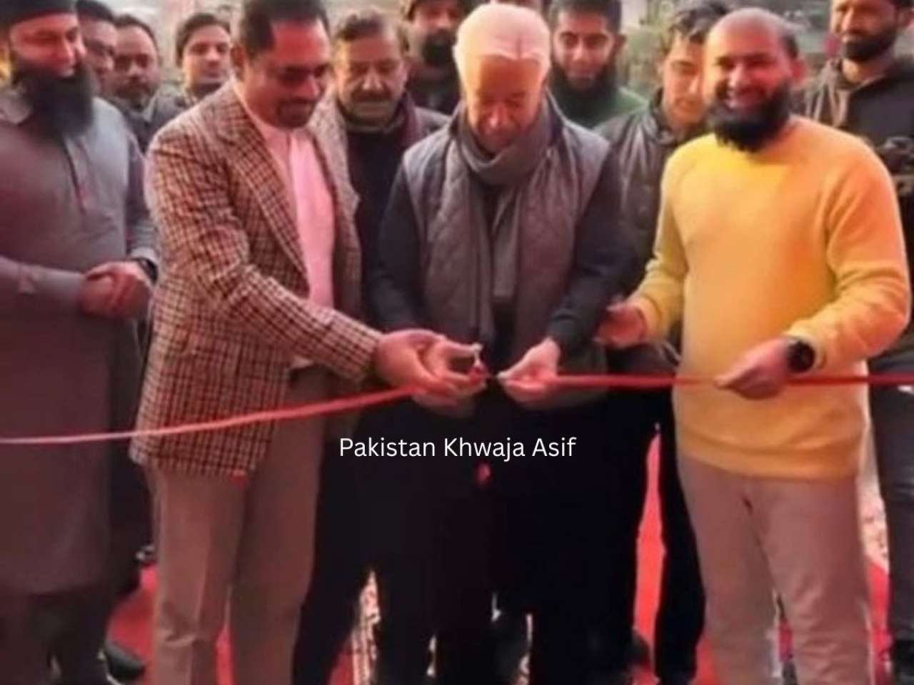 Pakistan Defence minister Khwaja Asif inaugurates 'fake' Pizza Hut outlet in Sialkot. Internet mocks, 'entertainment ka sadhan...'; WATCH