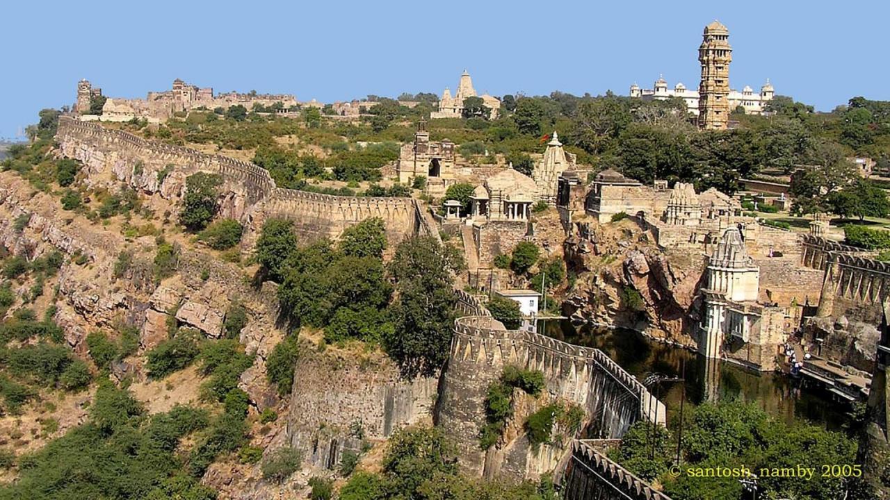 चित्तौड़गढ़ किले का निर्माण किसने करवाया था?