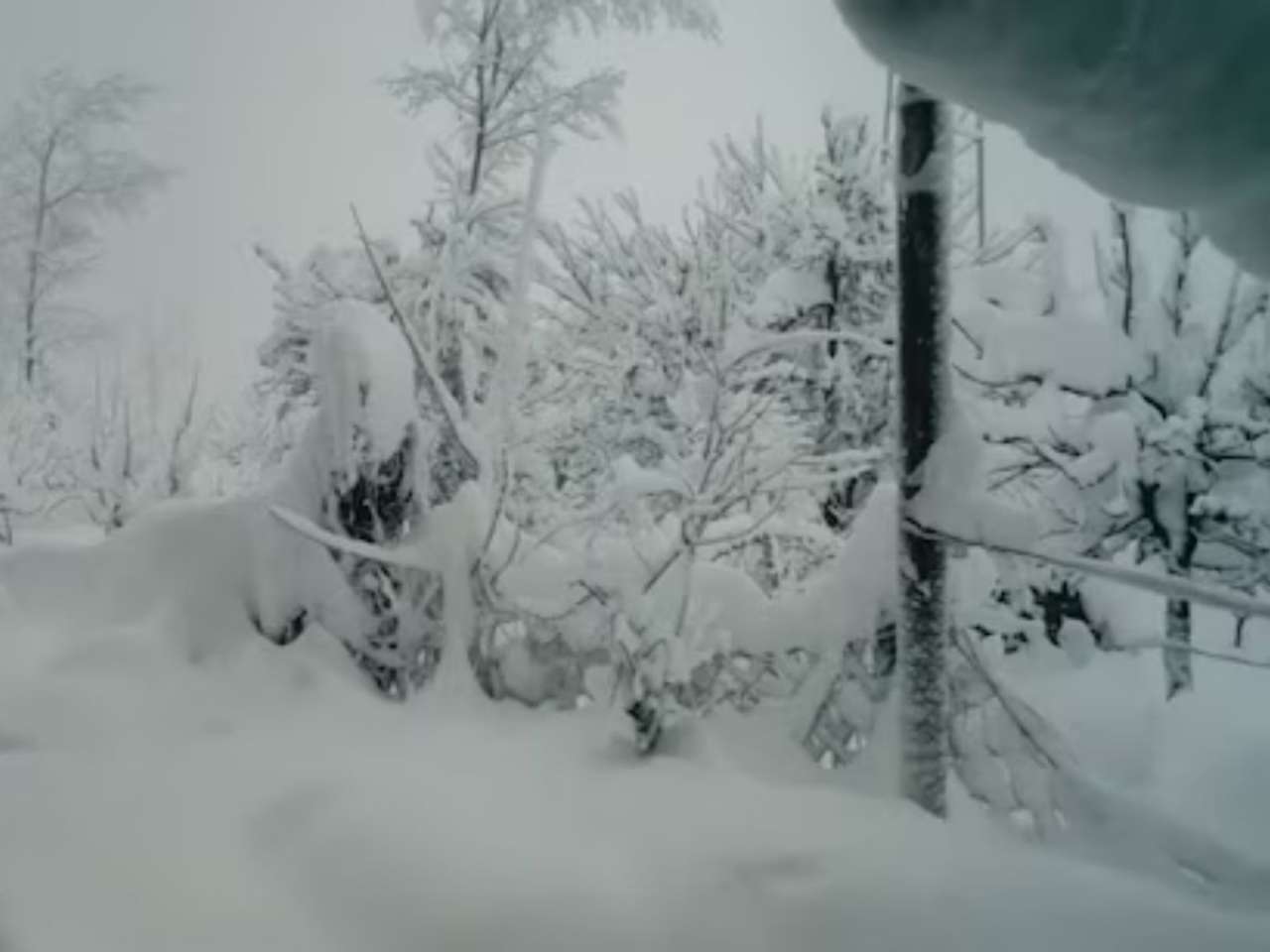 Srinagar Airport Faces Delays Amid Snowfall