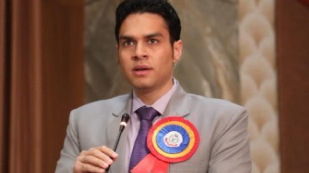 आईएएस अधिकारी मीशा सिंह से रचाई थी दूसरी शादी