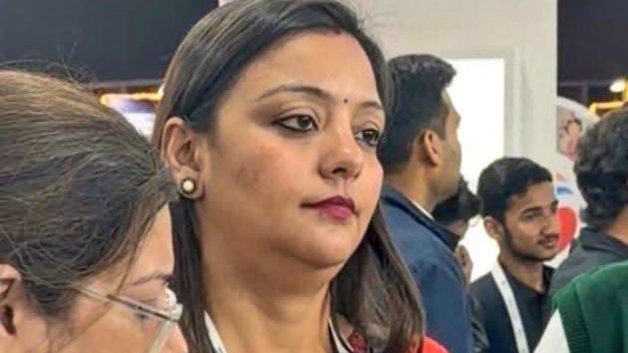 कौन हैं नेहा सिंह और क्या है विवाद?