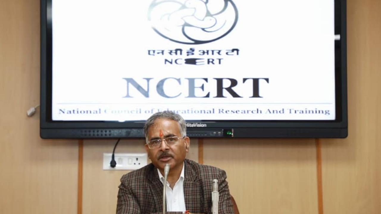कौन हैं प्रोफेसर दिनेश प्रसाद सकलानी?
