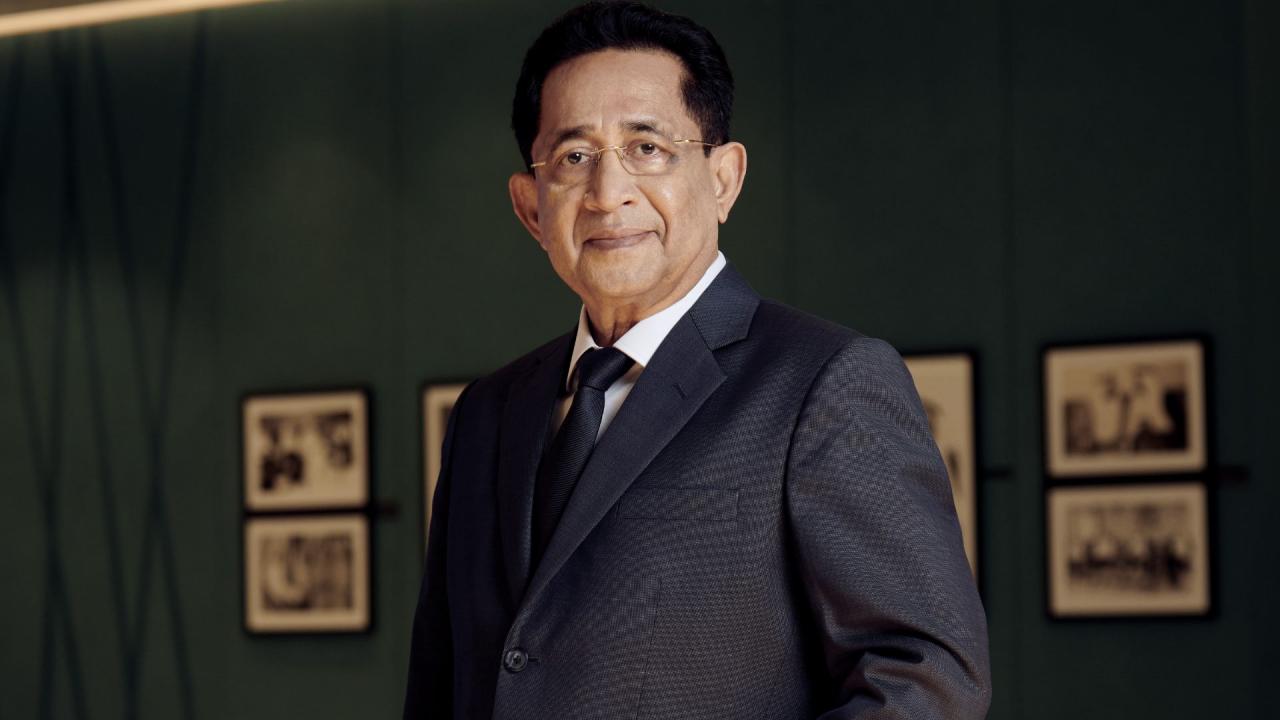 पढ़ाई छोड़कर पिता के साथ बिजनेस से जुड़े