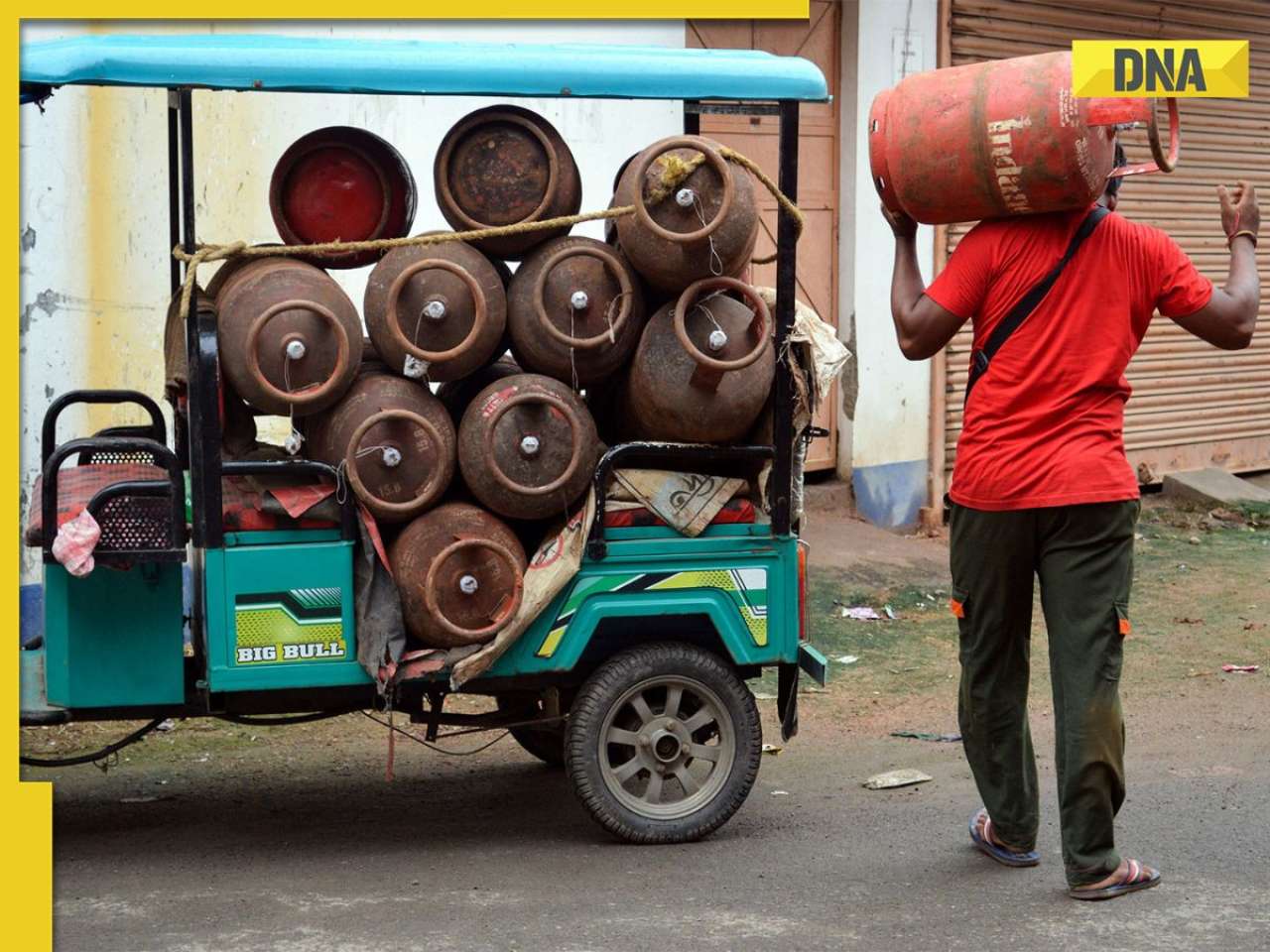 LPG Gas Cylinder Shortage Live Updates: Restaurants across country adopt electric plates, microwaves and firewood to improvise sales