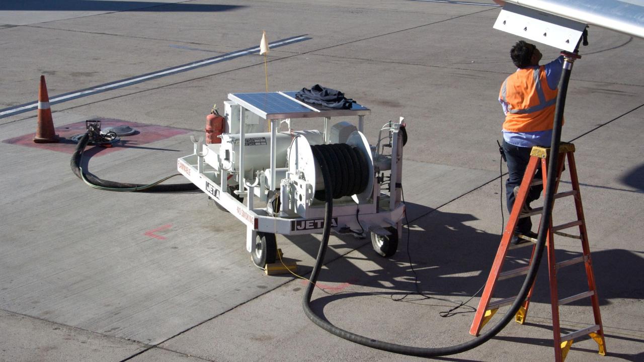 Jet Fuel की कीमत कितनी होती है?
